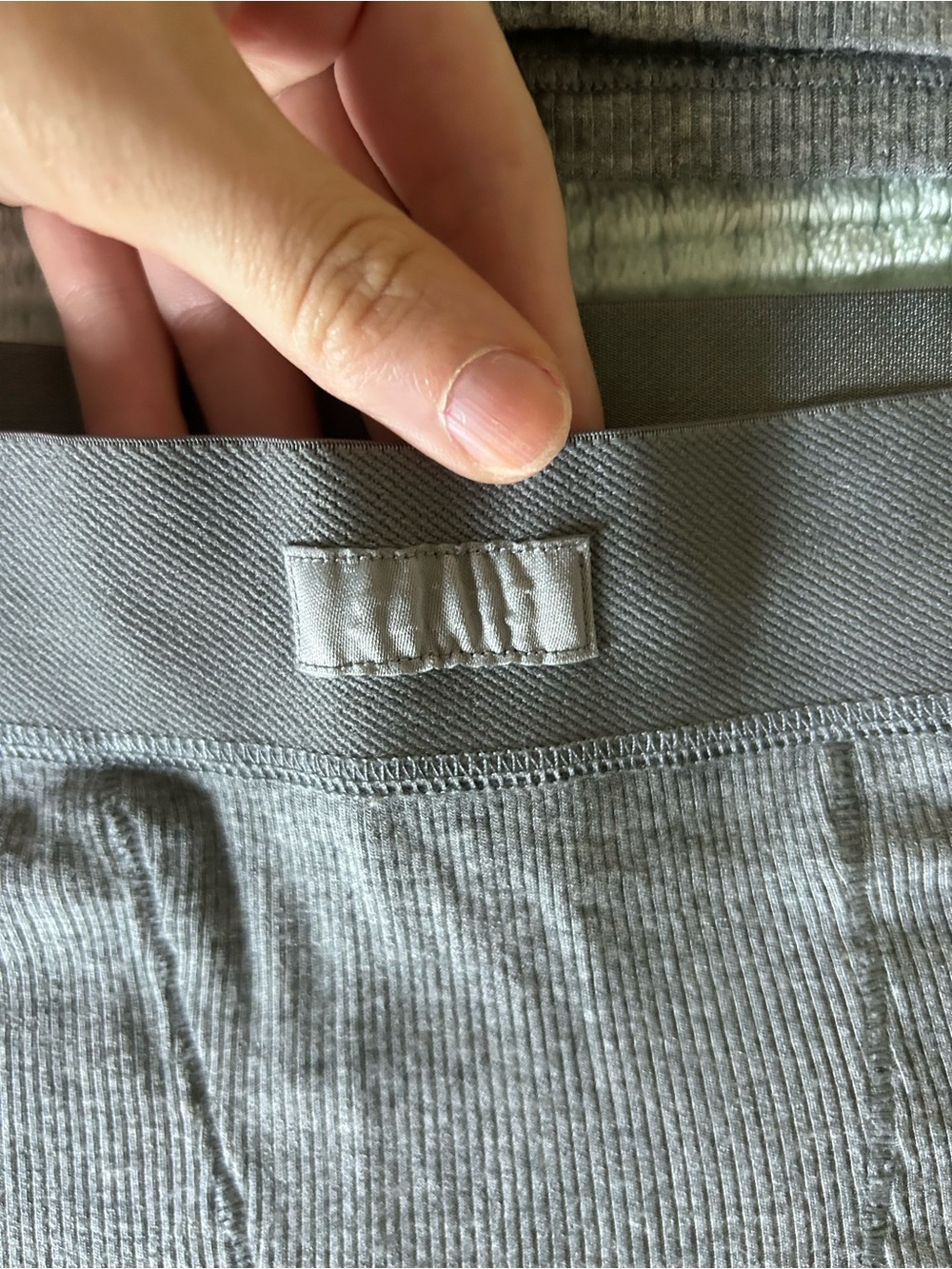 SKIMS Small Gray Tank and Medium Boxer Short Set - Picture 3 of 6